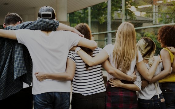 Wir fördern Junge Gruppe junger Leute